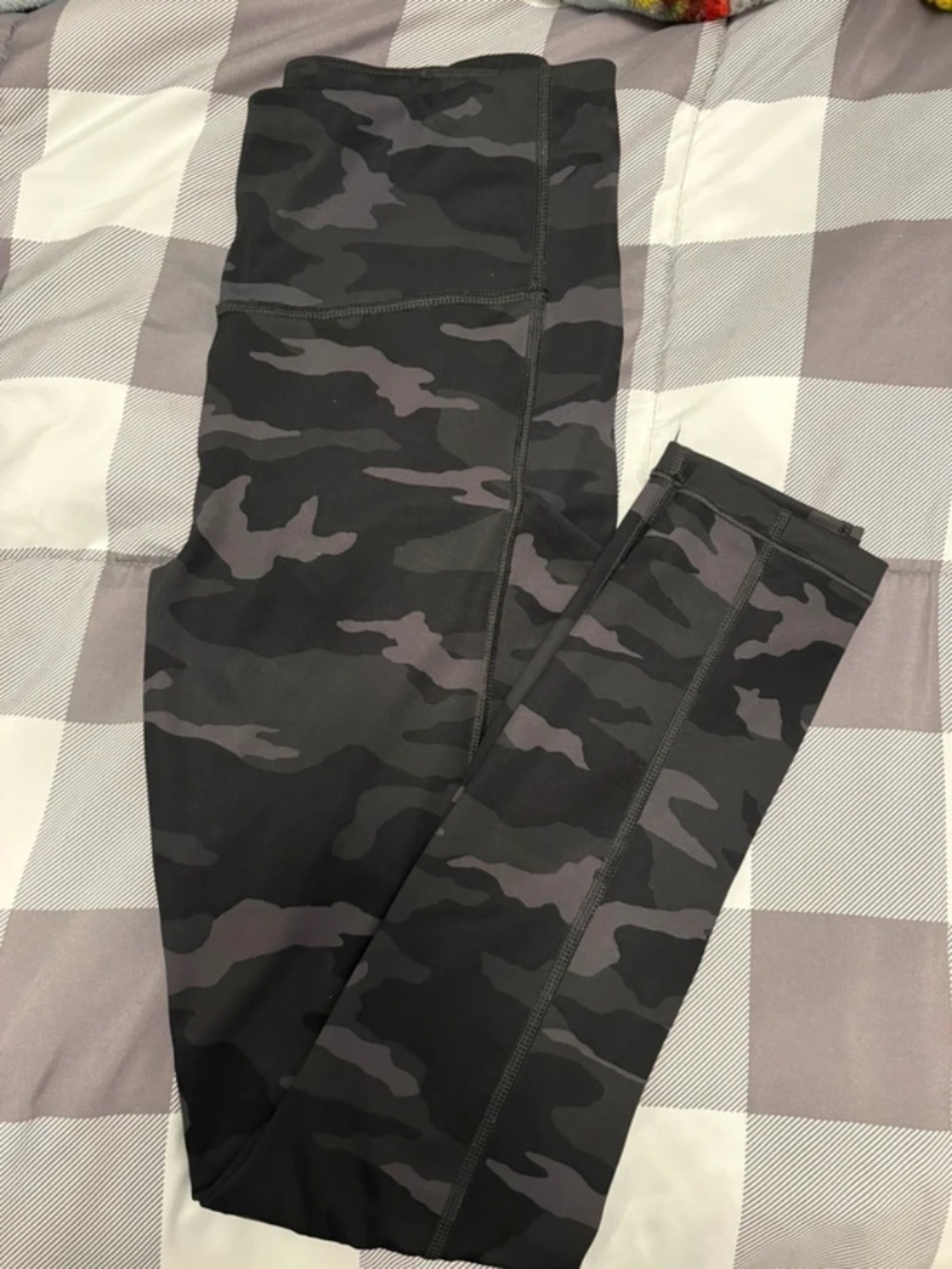 Athleta Ultimate Black Camo 7/8 Legging - Size XS